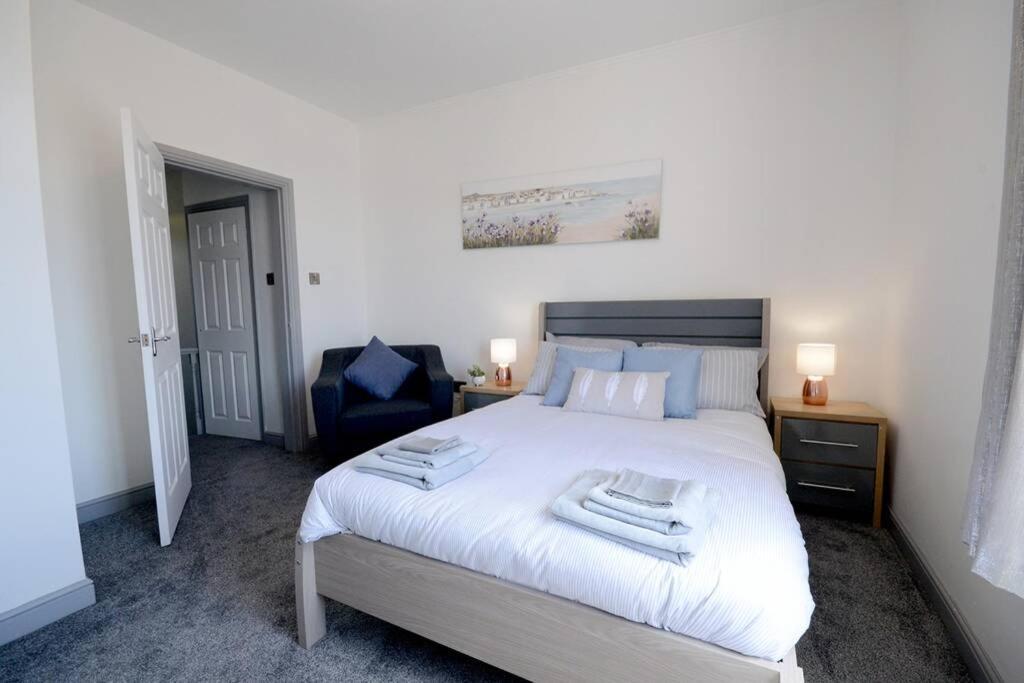 Renovated House Near Darlington Train Station. Villa Buitenkant foto